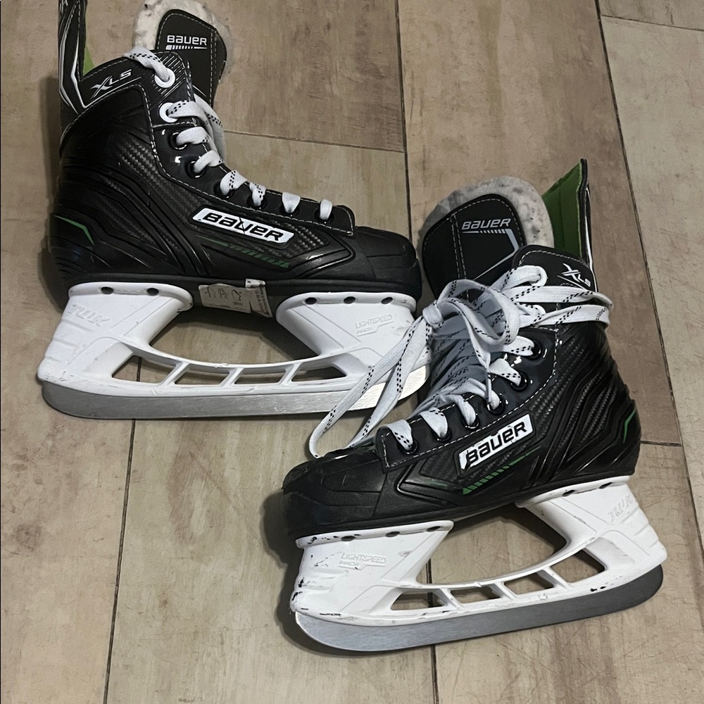Junior - 2.5 - Bauer Black and White Hockey Skates with Neon Green Accents